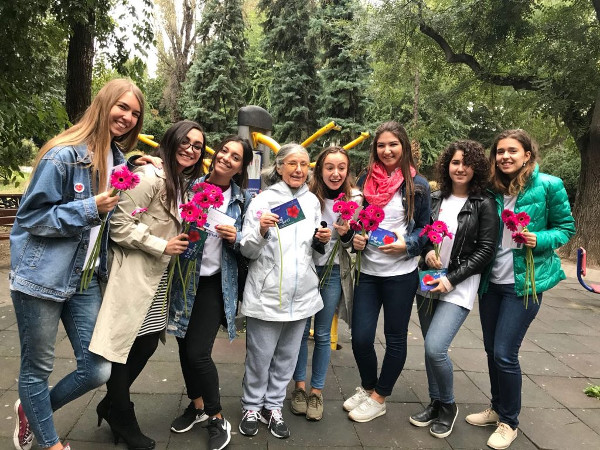 Dăruiește un gând bun și o Floare pentru Suflet bătrânilor din România