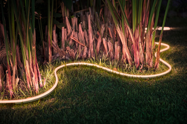 Creează ambianța perfectă în aer liber cu Philips Hue Lightstrip Outdoor Banda LED flexibilă completează gama Philips Hue Outdoor