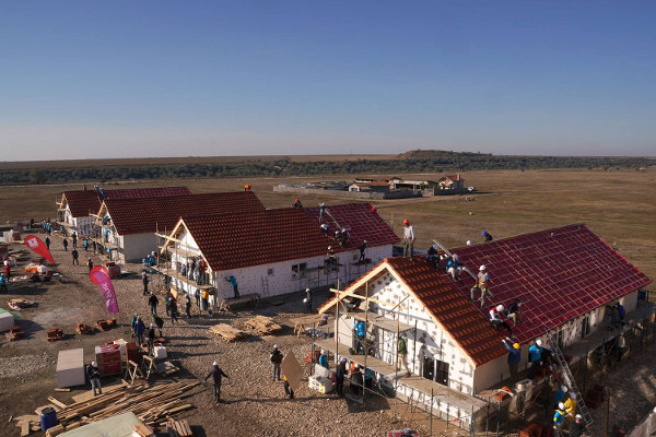 BIG BUILD 2018: Habitat for Humanity România a construit 8 case în 5 zile, la Cumpăna