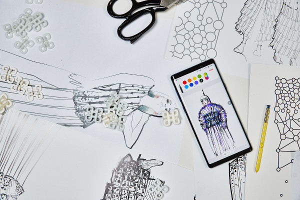 Mobile couture: un designer francez creează prima colecție de modă din lume produsă de un smartphone