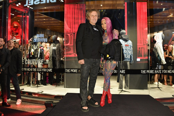 Nicki Minaj și Diesel au găzduit un mini-runway show în Milano pentru a prezenta noua colecție Haute Couture