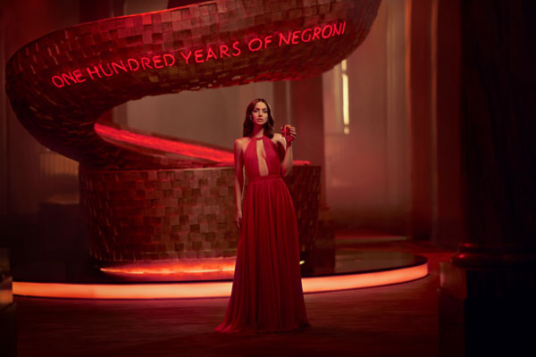 Campari Red Diaries – Entering Red: Ana de Armas este starul scurtmetrajului regizat de Matteo Garrone