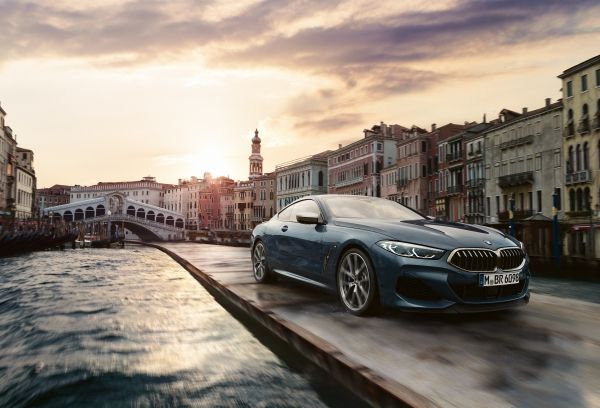 Plăcerea condusului aşa cum nu a mai fost văzută vreodată: pe Canal Grande din Veneţia cu noul BMW Seria 8 Coupé