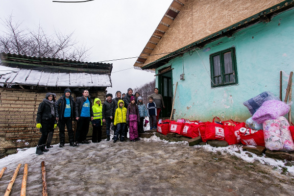 Kaufland România și sute de voluntari au donat 15 tone de produse copiilor și bătrânilor din satele izolate de munte