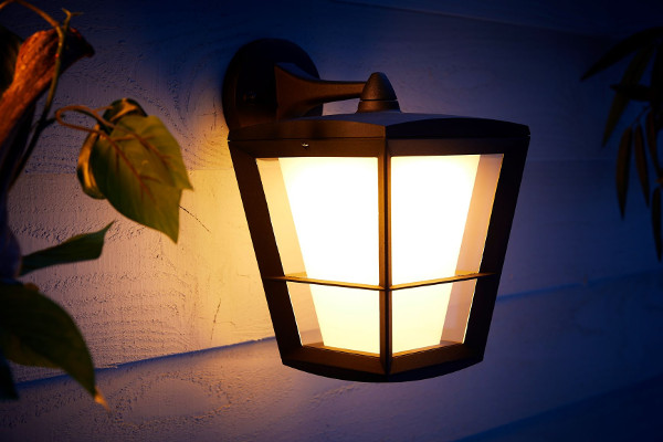 Philips Hue extinde gama pentru exterior şi aduce strălucire casei tale prin intermediul iluminatului
