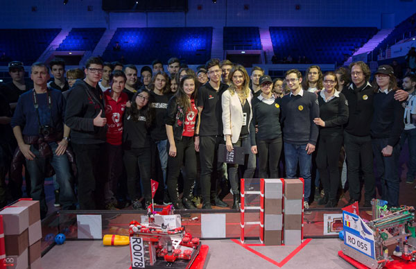 participanti la meciurile demonstrative de robotica de la Bucuresti
