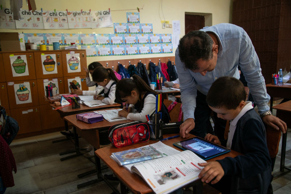 Din ce în ce mai mulți învățători din România recunosc tehnologia ca instrument educațional