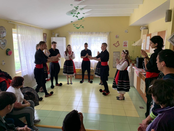 Bucurie de Paşte – acţiuni în Negru Vodă şi Oituz realizate de Asociaţia United Hands Romania