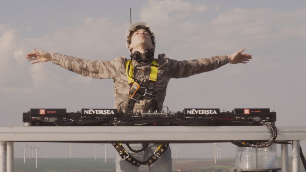 Experienta in premiera la nivel mondial: Primul DJ care mixeaza de pe o turbina eoliana, la 100 metri înălțime