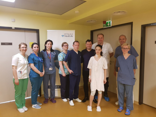 O echipă mixtă de medici de la MedLife-Polisano și Facultatea de Medicină din Sibiu au salvat viața unei tinere sportive de performanță la karate, rezolvând o malformație cardiacă prin abord endoscopic minim invaziv