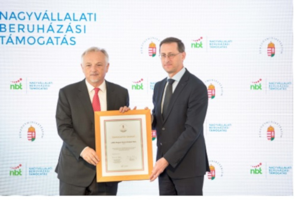 (în fotografie, de la stânga la dreapta) Zsolt Hernádi, Preşedinte şi CEO al Grupului MOL alături de Mihály Varga, ministrul de finanţe al Ungariei