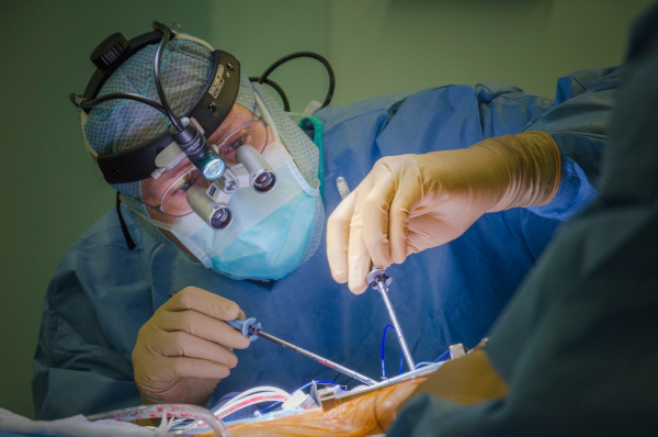 O premieră pentru medicina din Bulgaria, cu ajutorul unei echipe de medici români: au fost efectuate cu succes primele intervenții de protezare valvulară aortică endoscopică