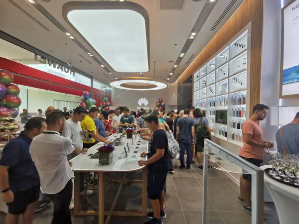 Huawei a deschis primul Huawei Experience Store din România