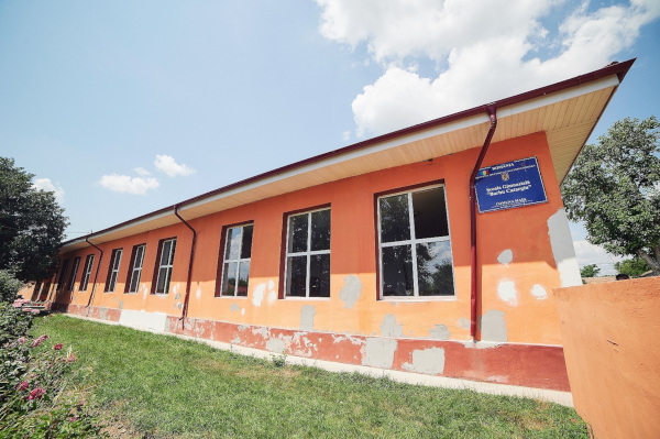 Starbucks România renovează școala din comuna Maia, Ialomița, alături de World Vision