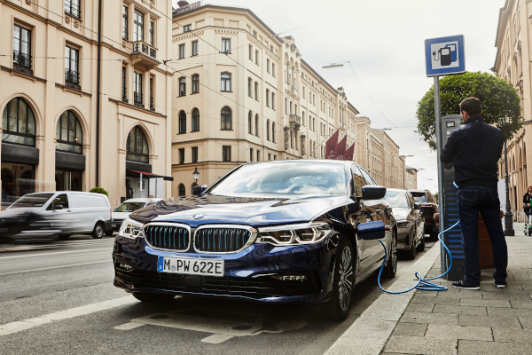 Varietate mai mare, autonomie electrică mai mare, emisii CO2 mai puţine: BMW 530e Sedan cu cea mai nouă tehnologie a celulelor de baterii şi opţional cu tracţiune integrală inteligentă
