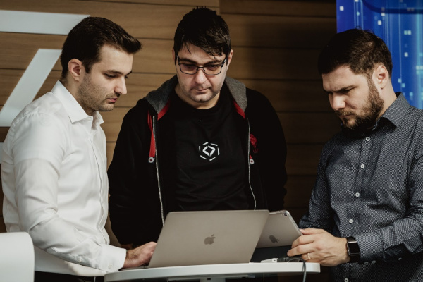 Apple premiază 2 ingineri români, parte a comunității Digital Nation, care au descoperit și comunicat producătorului american o vulnerabilitate globală în sistemele sale