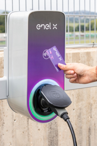 Enel X se alătură proiectului Hubject, o rețea globală cu peste 200.000 de puncte de încărcare a mașinilor electrice