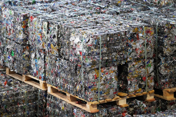 Alegeri „smart” ce pot aduce schimbarea: plastic sau doze de aluminiu?