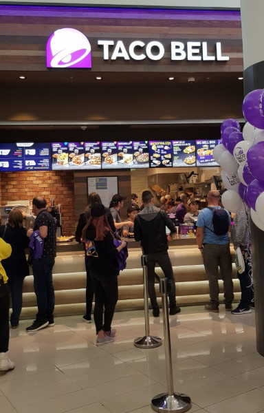 Taco Bell deschide al 8-lea restaurant, la doi ani de la lansarea pe piața din România