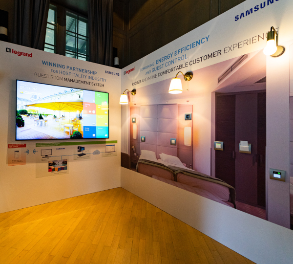 Legrand și Samsung lansează în premieră în România o soluție pentru camere de hotel inteligente