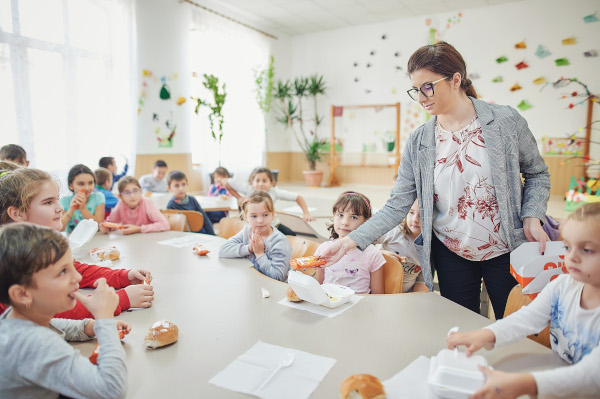 ALKA donează 6000 de prăjituri pe lună copiilor de la sate, prin programul Pâine și Mâine, desfășurat de Fundația World Vision România