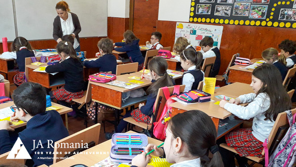Junior Achievement (JA) România și Raiffeisen Bank continuă să susțină educația financiară prin activități la clasă pentru elevii de școală generală și liceu