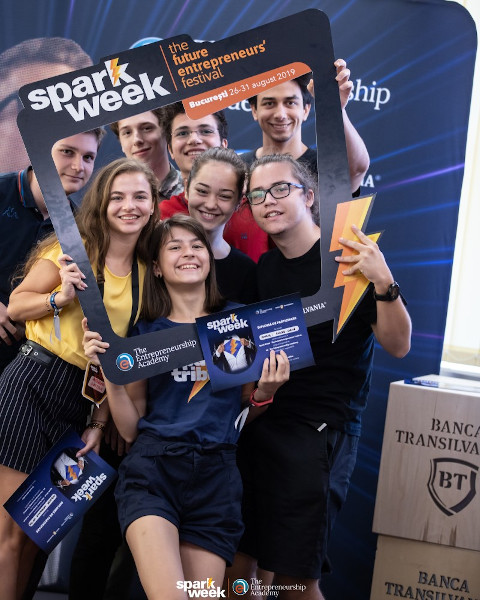 La a doua ediție a festivalului de antreprenoriat Spark Week, Banca Transilvania susține 5 liceeni cu burse integrale