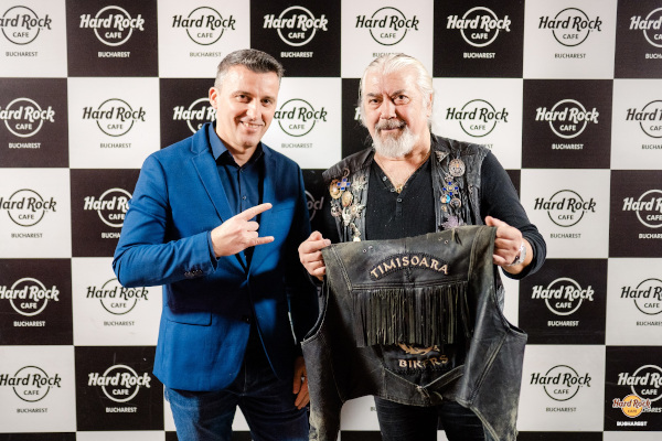 12 ani de Hard Rock Cafe în România și un nou suvenir care întregește colecția locală de memorabilia: celebra vestă de piele a lui Nicu Covaci