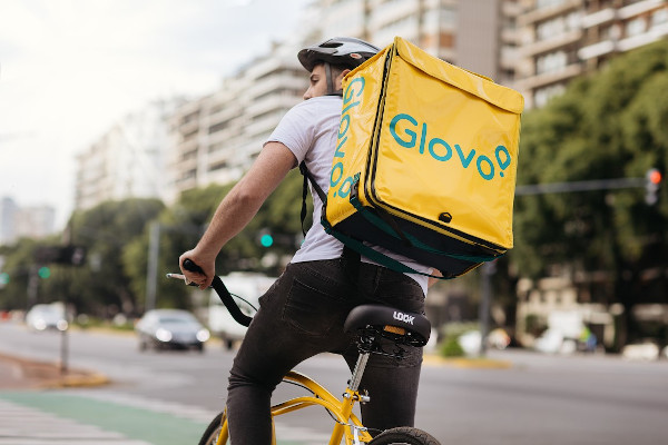 Glovo stabilește un nou standard pentru drepturile sociale cu „The Couriers Pledge”