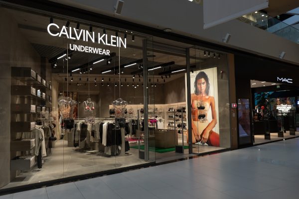 CALVIN KLEIN, INC. și SARKK SA deschid primele magazine CALVIN KLEIN UNDERWEAR și CALVIN KLEIN JEANS în România