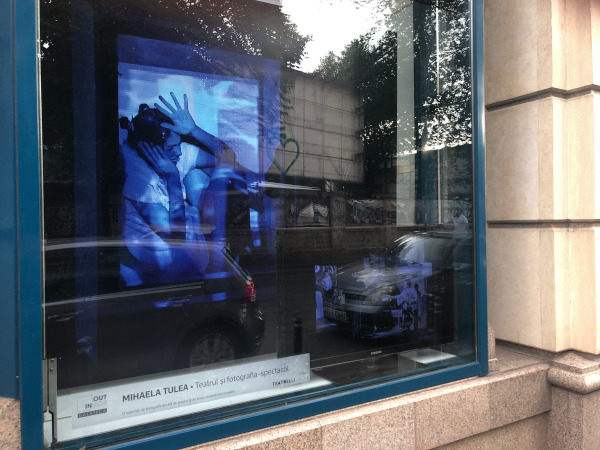 Teatrul iese „la geam”| Fotografii ale unor spectacole memorabile dintr-o expoziție marca Teatrelli ajung în vitrina Galateca, sub forma unei instalații