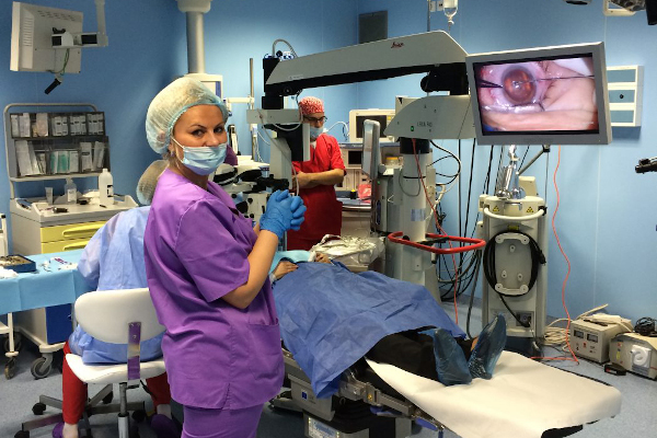 Dr. Oana Rusu, medic specialist oftalmolog la masa de operatie