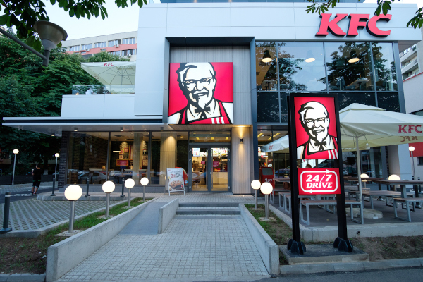 Oportunități de angajare: KFC România are disponibile peste 400 de posturi, în mai multe orașe din țară