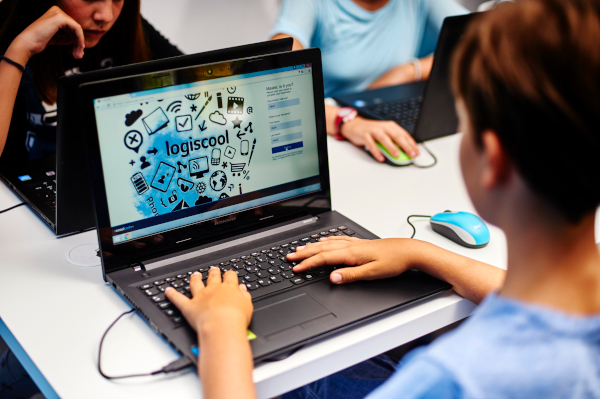 Elevii pot învăța programare la Logiscool, atât în sălile de clasă, cât și online