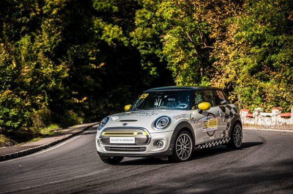 Premieră mondială semnată în România: MINI Cooper SE participă pentru prima dată în istorie într-o cursă de viteză