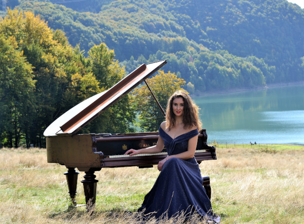 Pianista Sînziana Mircea compune și lansează două videoclipuri inedite