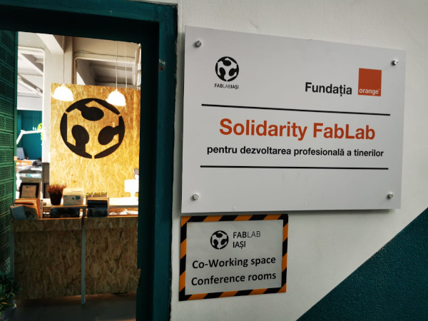 90 de tineri vulnerabili vor lucra cu cele mai noi tehnologii la primul Solidarity FabLab din România
