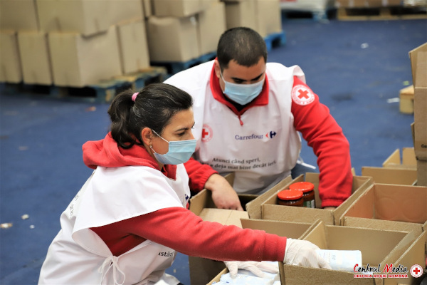 1,300 de familii în dificultate vor primi „Cutia cu Bucurie” cu alimente de bază, de la Crucea Roșie Română și Carrefour România