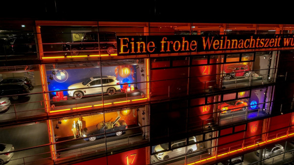 Schimb de maşini în „vitrina de prezentare” – BMW AG şi Mercedes-Benz München promovează împreună solidaritatea în perioadele dificile