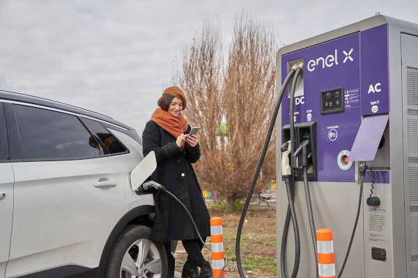 Enel X și Power Electric semnează un parteneriat pentru dezvoltarea zonei private de încărcare a vehiculelor electrice și extinderea rețelei de stații din România