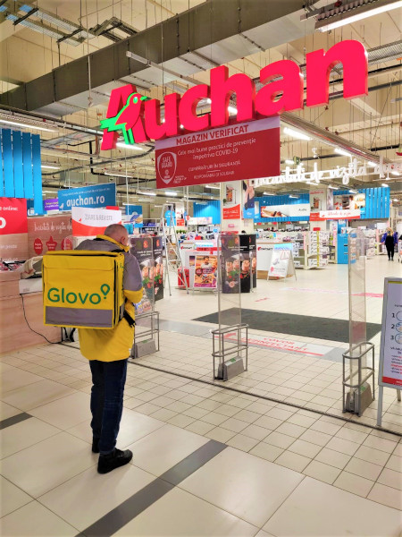 Glovo și Auchan extind parteneriatul și introduc în aplicație preparate gătite din zona gastro a hipermarketurilor