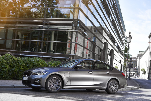 Noi modele entry-level cu propulsie plug-in hybrid pentru BMW Seria 3 şi BMW Seria 5 – preţuri pentru România