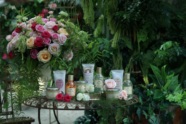 Festive Roses table all fragrances 2