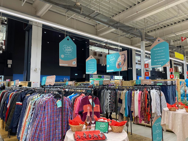 Auchan dă o viață nouă hainelor printr-un proiect inedit de sustenabilitate și responsabilitate