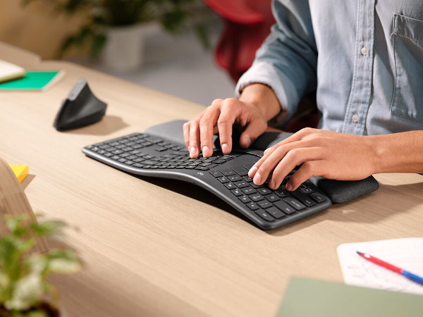 Logitech lansează tastatura ERGO K860: pentru o experiență de scris naturală și productivă