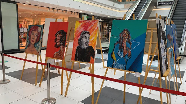 Luna Femeii se aniversează în continuare la Iris Titan Shopping Center, cu o expoziție de picturi realizate de femei
