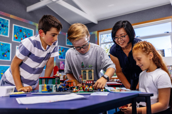 Fundația LEGO colaborează cu PLAY INCLUDED™ pentru a consolida programul de învățare LEGO® PLAY, destinat copiilor cu o dezvoltare neurologică atipică