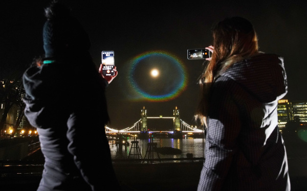 OnePlus luminează cerul cu primul curcubeu nocturn (Moonbow) fotografiat cu seria OnePlus 9