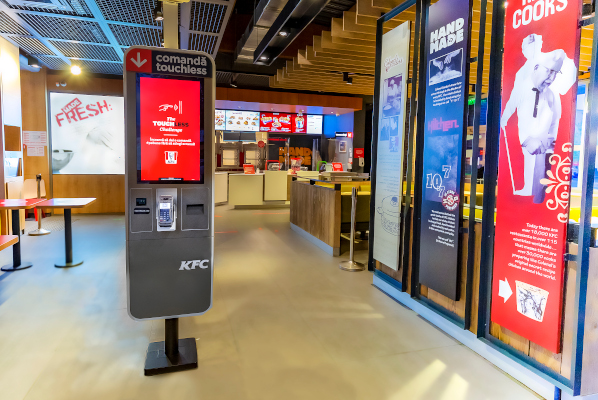 Experiență 100% touchless la KFC. Sistemul de kiosk touchless este acum disponibil în 15 restaurante din București