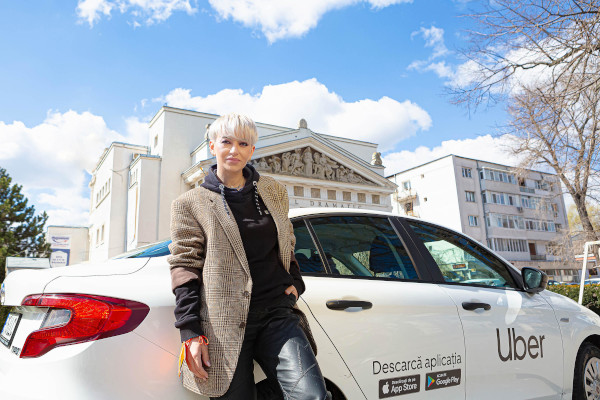 Uber ajunge în Galați. Artista Giulia Anghelescu este primul pasager Uber în Galați